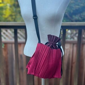 Pleated Drawstring Crossbody Bag - Burgundy